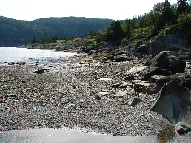 Difficult terrain along the shoreline at Boutitou